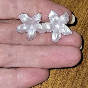 Vintage-Style‎ Pearl White Flower Stud Earrings – Gold Trim, Textured Petals